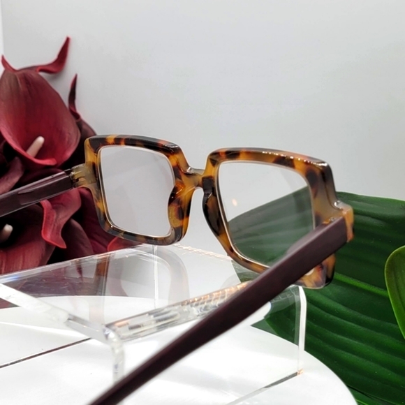 The "Studio" Square Reader - Picture 3 of 5